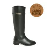 Bota de caña alta Via Marte, color negro, confeccionada en cuero, con taco bajo cuadrado y detalle de aplique metálico dorado en la parte superior de la caña.