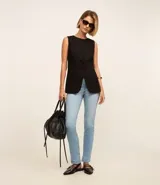 Pantalón de jean celeste, de corte recto, con trabillas en la cintura y bolsillos.