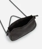 Cartera transversal pequeña Satinato confeccionada en PU color bordó, de formato compacto con cierre superior y doble correa de cadena metálica plateada.