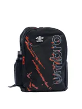 Mochila negra con diseño gráfico de manchas rojas y azules. Presenta el logo de Umbro en blanco y el nombre 'umbro' en vertical en el lateral derecho. Incluye bolsillo lateral para botella y cierre principal con tirador rojo.