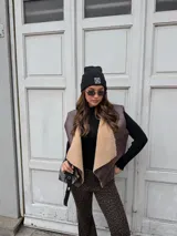 Pantalón tipo oxford de tiro alto con estampado animal print de leopardo, corte ajustado en la parte superior y acampanado en el ruedo.