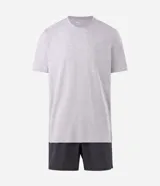 Pijama corto masculino confeccionado en algodón, compuesto por una remera lisa de manga corta con cuello redondo en color gris melange y una bermuda con estampado integral a cuadros oscuros con cintura elástica.