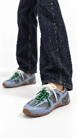 Zapatilla urbana de cuero en color tostado, con diseño liviano, mezcla de texturas y cordones intercambiables.