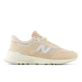 Championes New Balance 997 color beige con detalles en blanco.