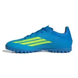 Championes de fútbol Adidas F50 Club TF, color azul con detalles en amarillo neón. Diseñados para césped artificial, cuentan con suela con tapones pequeños para mayor tracción y ajuste con cordones.