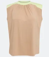 Blusa sin mangas color beige con detalle en los hombros y cuello color verde claro.