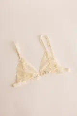 Sostén tipo bralette negro de encaje elastizado, con diseño triangular y breteles con detalle de encaje.