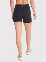Short deportivo de tiro alto, confeccionado en tejido técnico con banda de silicona para mayor sujeción y libertad de movimiento.