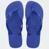 Ojotas Havaianas modelo Top, de diseño clásico y minimalista, confeccionadas en goma de alta calidad con textura antideslizante en la suela y tiras anchas con el logo de la marca en relieve.