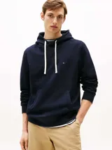 Buzo con capucha Tommy Hilfiger de corte clásico, confeccionado en mezcla de algodón y poliéster. Presenta bolsillo tipo canguro frontal, cordones ajustables en contraste y logo de la marca bordado en el pecho.