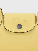 Cartera de hombro pequeña Longchamp de la línea Le Pliage Xtra, color amarillo, de diseño estructurado con doble asa y solapa con cierre de botón a presión.