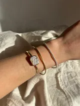 Pulsera rígida de bronce con perla de río irregular.
