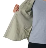 Camisa Columbia de manga larga en color verde militar, modelo Silver Ridge 3.0. Confeccionada con tecnología Omni-Shade™ de protección solar UPF 50 y tejido de secado rápido Omni-Wick™. Cuenta con cuello clásico, cierre frontal con botones, bolsillos en el pecho con solapa y sistema para arremangar las mangas.