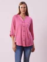 Blusa texturada color rosado, marca Ninety. Cuello a la base, escote en V y abertura central con botones. Delantera con bolsillo. Largo de manga regulable con presilla y botón.