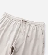 Bermuda boardshort de microfibra color azul marino, con cintura elástica, cordón ajustable y bolsillos.
