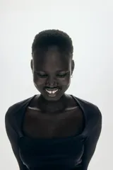 Top negro de manga larga en microfibra suave, con escote cuadrado y busto forrado.