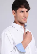 Camisa blanca de vestir, de corte tailored fit, con cuello italiano, manga larga, puño simple y botones a tono. Confeccionada en tela oxford al interior de cuello y puños.