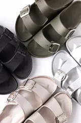 Sandalias de goma con hebillas ajustables, ideales para la playa.