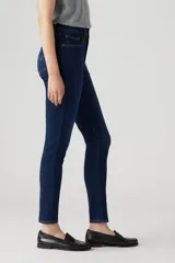 Pantalón de jean azul oscuro, tiro alto, corte skinny y tobillo al ras.