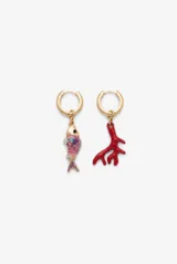 Aros colgantes dorados con diseño asimétrico, con un dije de pez esmaltado en tonos rosados, morados y turquesas en un lado, y un dije de coral rojo en el otro.