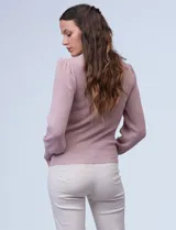 Buzo tejido Philosophy color beige, con cuello redondo y mangas largas abullonadas. Presenta detalles pointelle en la parte delantera y en las mangas.