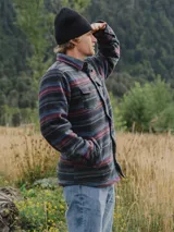 Camisa overshirt de micropolar con diseño a rayas horizontales multicolor. Cuenta con cuello clásico, cierre frontal de botones, dos bolsillos superiores con solapa y bolsillos laterales. El interior está forrado con tafeta acolchada para mayor abrigo.