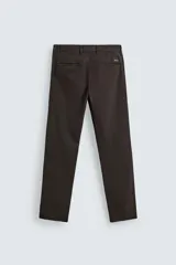 Pantalón chino de corte ajustado, color beige, con bolsillos laterales y bolsillos traseros de vivo. Cuenta con cierre frontal de cremallera y botón.