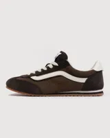 Championes Vans modelo Super Lowpro, de perfil bajo inspiradas en las zapatillas de competición Serio. Confeccionadas en ante y material sintético color marrón, presentan detalles perforados en los laterales, la icónica banda lateral Sidestripe en blanco y suela de caucho con diseño Waffle.