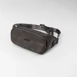 Riñonera de cuero sintético con acabado texturizado, cuenta con tres compartimentos independientes con cierre y correa ajustable de tela resistente.