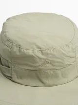 Gorro de pesca o safari color verde claro, con ala ancha y correa ajustable con tope. Presenta un pequeño bordado de una montaña en la parte frontal.