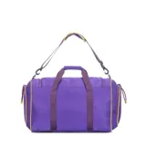Bolso deportivo de nylon color lila con detalles en amarillo, inspirado en el equipo de la NBA Los Angeles Lakers. Cuenta con compartimento principal con cierre, bolsillo frontal, bolsillos laterales y un compartimento especial para calzado. Incluye asas de mano y correa de hombro ajustable.