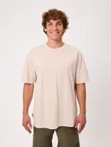 Remera Rusty de manga corta y cuello redondo, corte holgado (loose fit), confeccionada en 100% algodón.