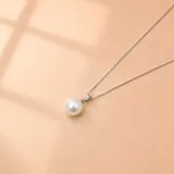 Collar de cadena fina de plata 925 con dije de perla sintética blanca.