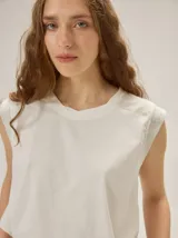 Remera sin mangas de algodón con elastano, color negro con detalles en tono tostado en los hombros, corte recto y diseño básico.