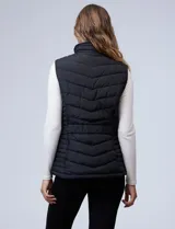 Chaleco puffer de corte entallado, con diseño capitoneado horizontal, cierre frontal completo y bolsillos laterales con cierre. Cuenta con cuello alto y forro interior de abrigo.