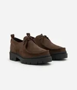 Zapato masculino de cuero con textura gamuza, diseño moc toe y suela track robusta. Cuenta con cordones cortos y tirador trasero reforzado.