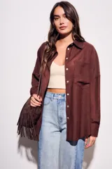 Camisa marrón de tencel y poliéster, corte oversize, manga larga y cierre con botones.