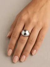 Anillo de acero plateado con diseño abombado y acabado de espejo.