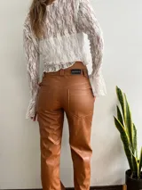 Pantalón de cuero color marrón claro, de corte recto y tiro medio.