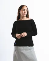 Sweater negro de cuello bote, tejido en lana merino fina (21 micrones).
