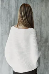 Sweater de punto blanco con textura acanalada horizontal, cuello barco, mangas largas amplias y corte holgado.