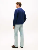 Buzo Tommy Hilfiger de cuello redondo, color azul marino, con logo bordado en el pecho.