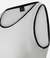 Musculosa de algodón rib, color blanco crudo, de corte regular y breteles anchos. Presenta un borde fino de color negro en el escote redondo y en las sisas.