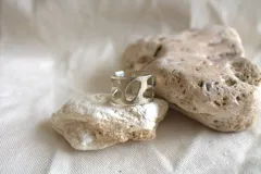 Anillo ancho plateado con diseño de calados irregulares.