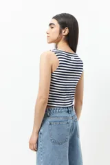 Musculosa a rayas horizontales color verde y blanco, sin mangas y de corte ajustado.
