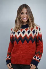 Sweater de lana merino con estampado Fair Isle en tonos azul marino, beige, naranja, verde oliva y bordó. Tiene cuello redondo y mangas largas.