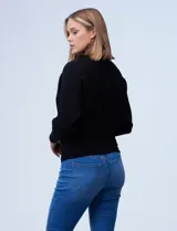 Buzo verde militar en tejido acanalado marca Philosophy, de cuello alto y manga larga japonesa.