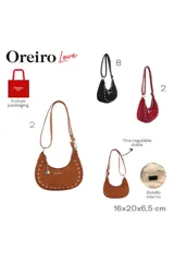 Cartera tipo bandolera de diseño semicircular, confeccionada en material con textura gamuzada color bordó. Presenta detalles de tachas metálicas plateadas en todo el contorno, cierre superior con tirador decorado con un dije metálico circular y correa larga ajustable.