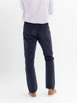 Pantalon de pana de corte recto y color azul marino, con cierre de boton y cremallera.