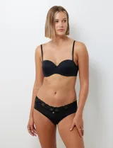 Pack de dos soutiens strapless en lycra, marca Sophie B. Incluye un soutien color beige y un soutien color negro.